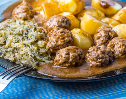 Mi: Hackbällchen mit Zwiebelsoße 